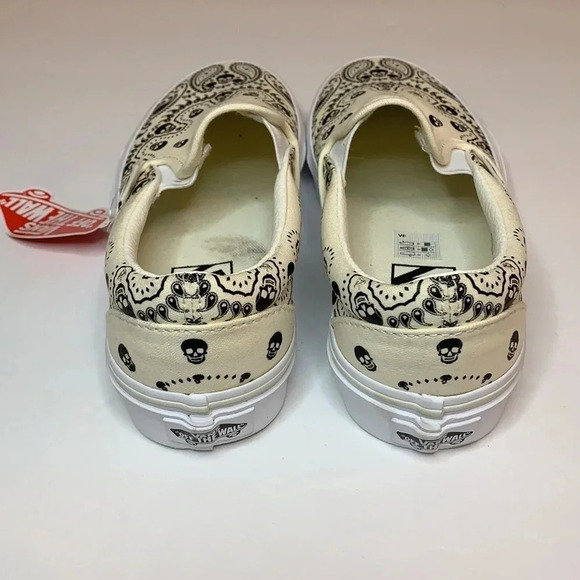 Vans Skull Print Skate Sneakers Classic Slip On Women’s 5.5 New - Picture 7 of 9